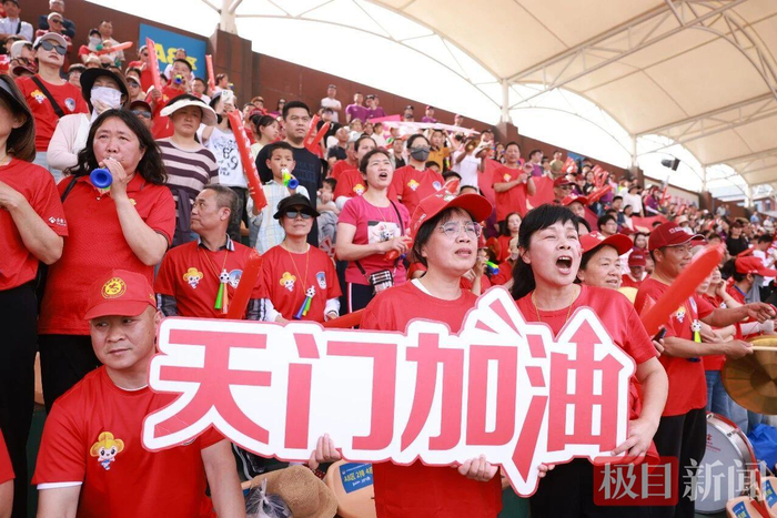 九游电脑版-天门队下场再战！拼到最后的你们也值得掌声与喝彩|足球|足球联赛|赛事|失利|比赛_新浪体育_新浪新闻